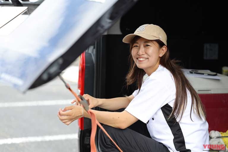 YAMAHA NMAX155|ヤマハ「NMAX155」はシフトダウンが効く! レーシング女子・岡崎静夏の試乗インプレッション