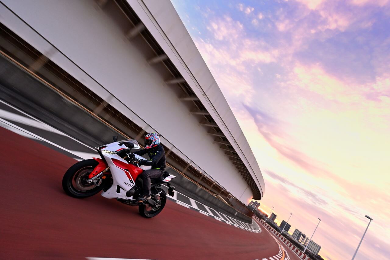 ヤマハ｜YZF-R9｜試乗インプレッション｜【見た目とは裏腹に意外と街乗りも快適だった！】ヤマハ「YZF-R9」2025モデル試乗レポート