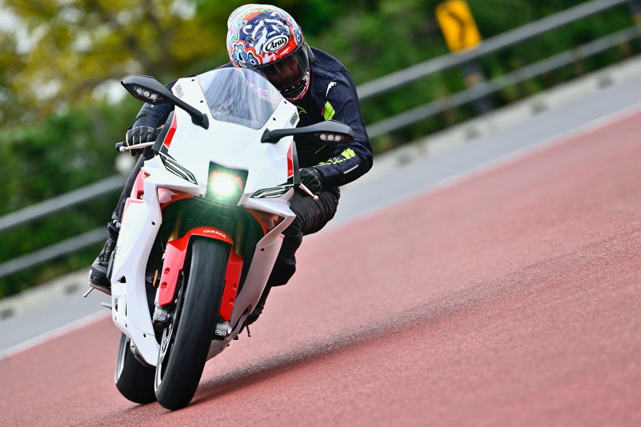 ヤマハ｜YZF-R9｜試乗インプレッション｜【見た目とは裏腹に意外と街乗りも快適だった！】ヤマハ「YZF-R9」2025モデル試乗レポート