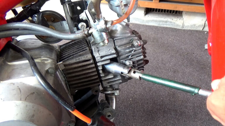 【DIY整備の裏技】もっと奥まで! "一歩踏み込んだ"スパークプラグの掃除方法教えます｜【DIY整備の裏技】そのスパークプラグ清掃じゃ不十分! “一歩踏み込んだ”掃除方法教えます