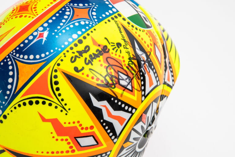 ヴァレンティーノ・ロッシ 2002年 AGV(Sparco)|「全部わかる?」最高落札額は1億円超え!! 超レアな使用済み“本物”レース仕様ヘルメット5選!