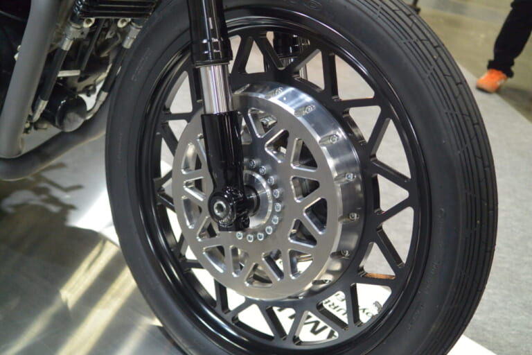 横浜ホットロッドショー｜ロイヤルエンフィールド｜サムライ（SURESHOT）｜【ホットロッドショー】ロイヤルエンフィールド「ショットガン650」が大化け！ 昨季アワード3冠のマシンも登壇