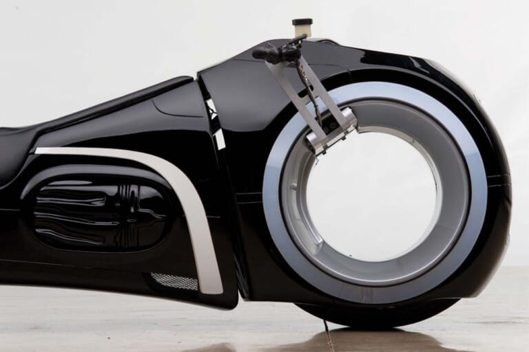 トロンのバイク|「ぼくの考えた最強のマシン」系?! 『トロン』のマシンをワンオフで再現しちゃった夫婦の話