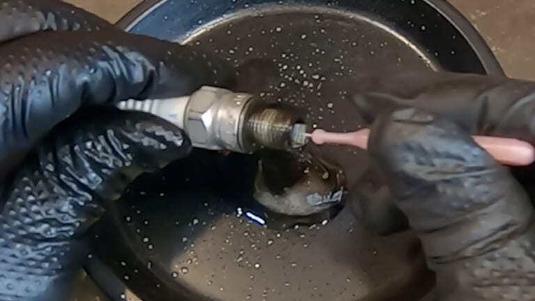 【DIY整備の裏技】もっと奥まで! "一歩踏み込んだ"スパークプラグの掃除方法教えます|【DIY整備の裏技】そのスパークプラグ清掃じゃ不十分! “一歩踏み込んだ”掃除方法教えます
