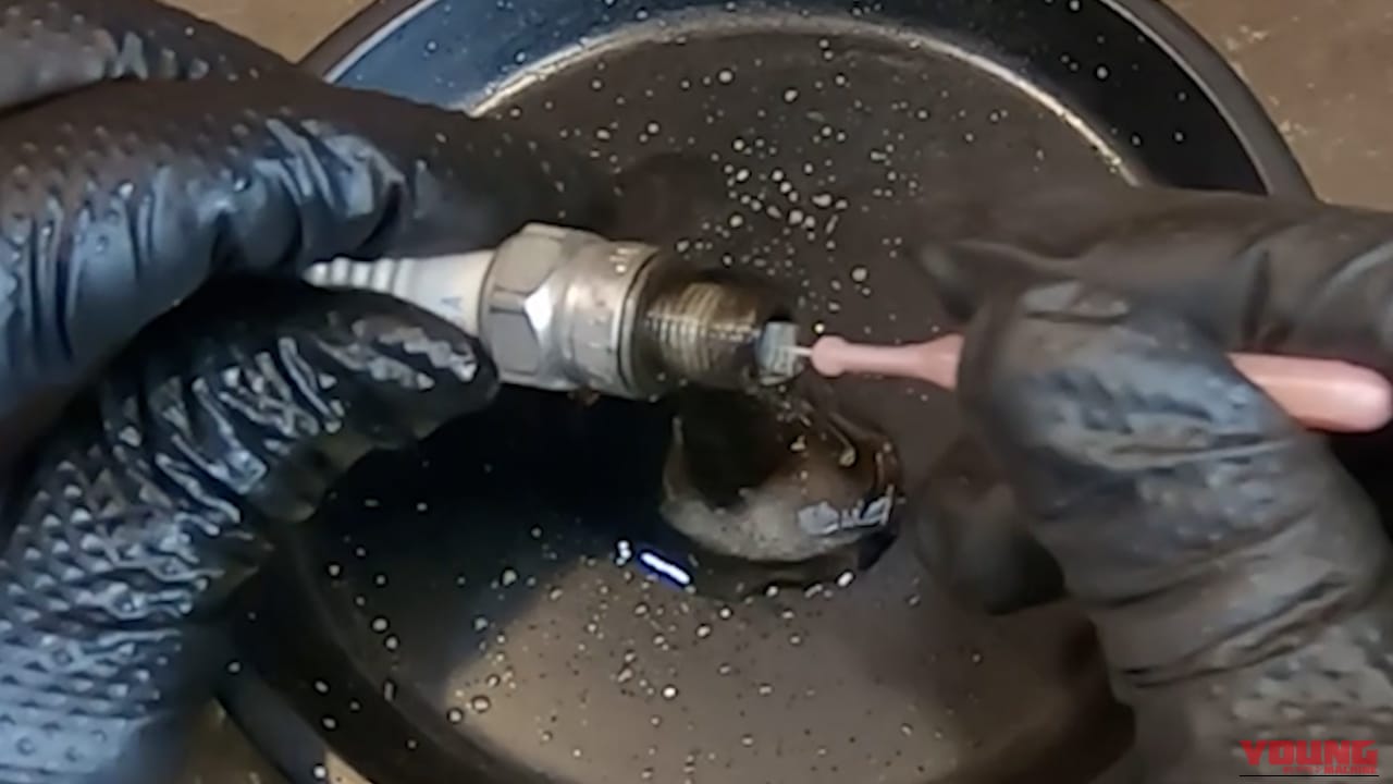 【DIY整備の裏技】もっと奥まで! "一歩踏み込んだ"スパークプラグの掃除方法教えます|【DIY整備の裏技】そのスパークプラグ清掃じゃ不十分! “一歩踏み込んだ”掃除方法教えます