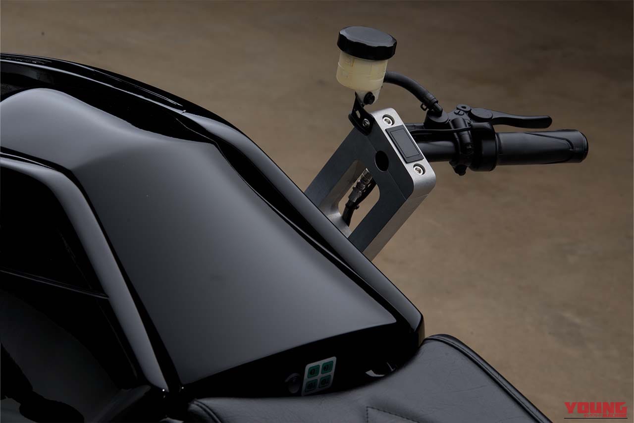 トロンのバイク｜「ぼくの考えた最強のマシン」系?! 『トロン』のマシンをワンオフで再現しちゃった夫婦の話