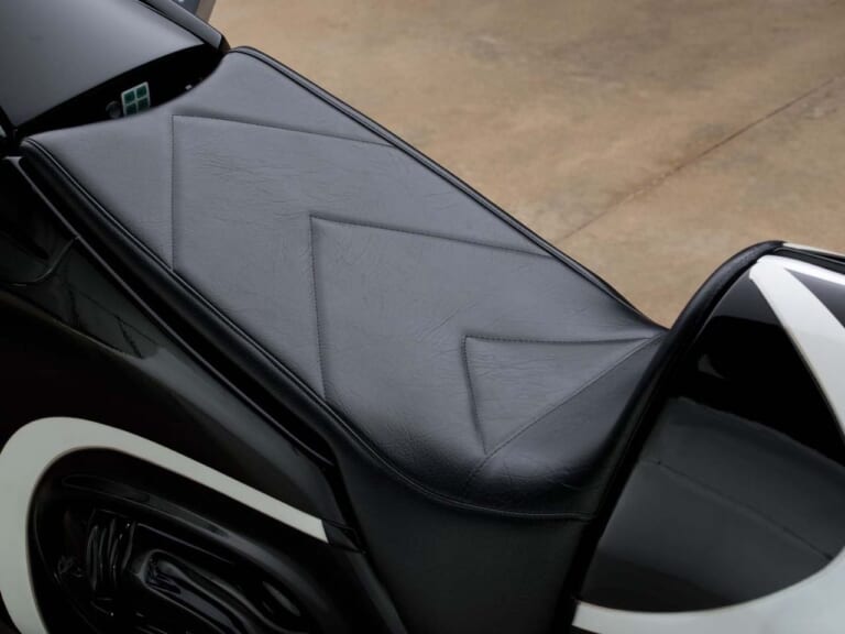 トロンのバイク|「ぼくの考えた最強のマシン」系?! 『トロン』のマシンをワンオフで再現しちゃった夫婦の話