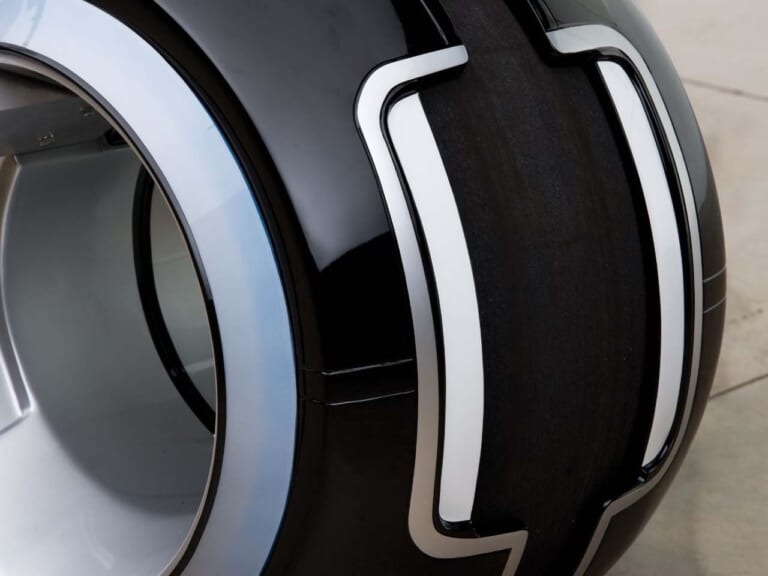 トロンのバイク|「ぼくの考えた最強のマシン」系?! 『トロン』のマシンをワンオフで再現しちゃった夫婦の話