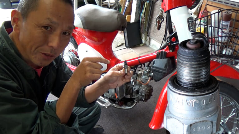 【DIY整備の裏技】もっと奥まで! "一歩踏み込んだ"スパークプラグの掃除方法教えます|【DIY整備の裏技】そのスパークプラグ清掃じゃ不十分! “一歩踏み込んだ”掃除方法教えます