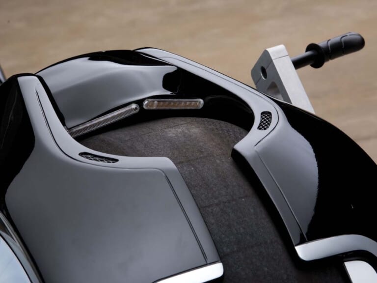 トロンのバイク|「ぼくの考えた最強のマシン」系?! 『トロン』のマシンをワンオフで再現しちゃった夫婦の話