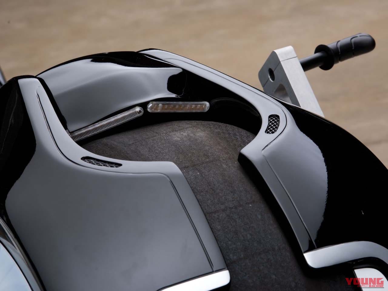 トロンのバイク|「ぼくの考えた最強のマシン」系?! 『トロン』のマシンをワンオフで再現しちゃった夫婦の話