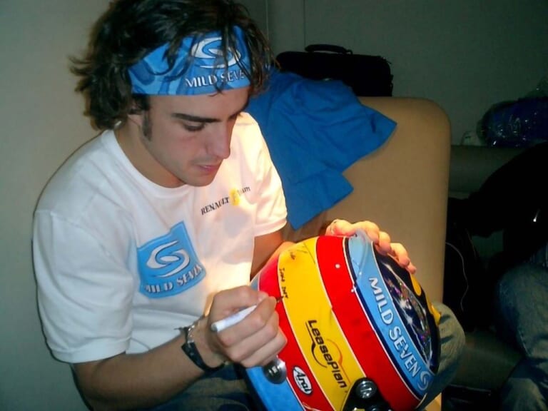 フェルナンド・アロンソ 2004年 アライ｜「全部わかる？」最高落札額は1億円超え!! 超レアな使用済み“本物”レース仕様ヘルメット5選！