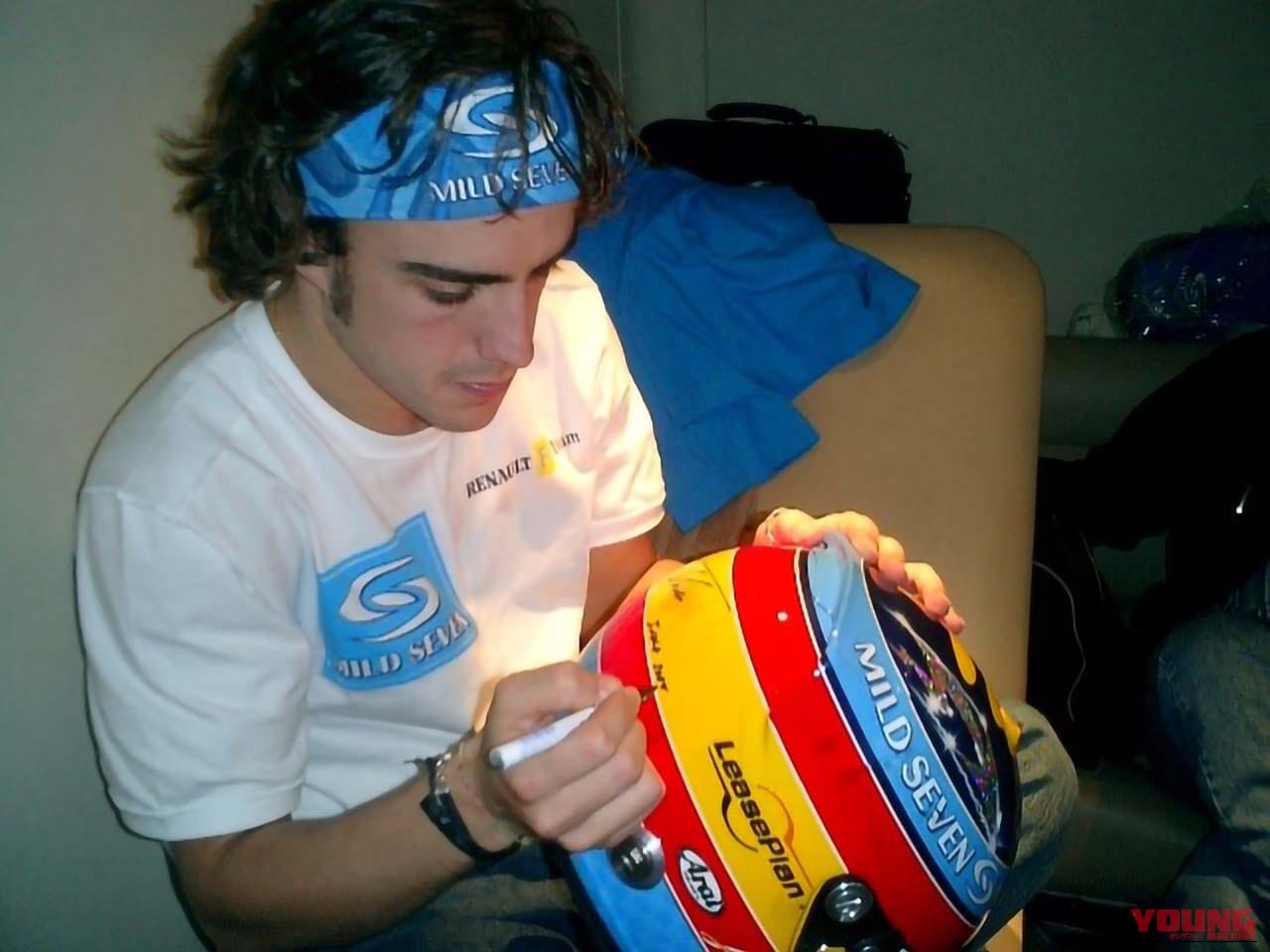 フェルナンド・アロンソ 2004年 アライ｜「全部わかる？」最高落札額は1億円超え!! 超レアな使用済み“本物”レース仕様ヘルメット5選！