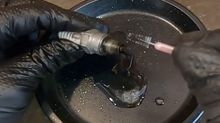 【DIY整備の裏技】もっと奥まで! "一歩踏み込んだ"スパークプラグの掃除方法教えます｜【DIY整備の裏技】そのスパークプラグ清掃じゃ不十分! “一歩踏み込んだ”掃除方法教えます