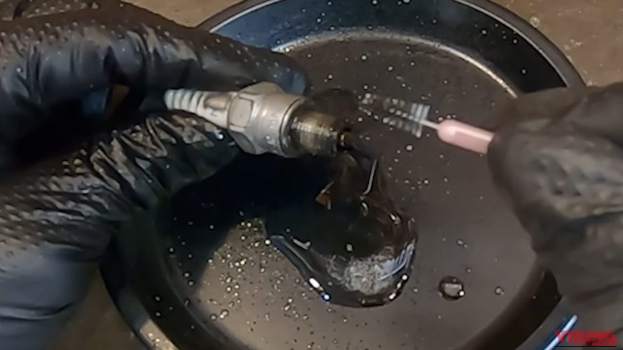 【DIY整備の裏技】もっと奥まで! "一歩踏み込んだ"スパークプラグの掃除方法教えます|【DIY整備の裏技】そのスパークプラグ清掃じゃ不十分! “一歩踏み込んだ”掃除方法教えます
