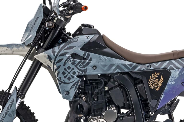 DR-Z4S MONSTER HUNTER WILDS Edition <参考出品車>｜ひと狩りいこうぜ！ モンハン仕様のスズキ「DR-Z4S」がオートサロンに見参──「ジムニー ノマド」とともに冒険心を刺激する！