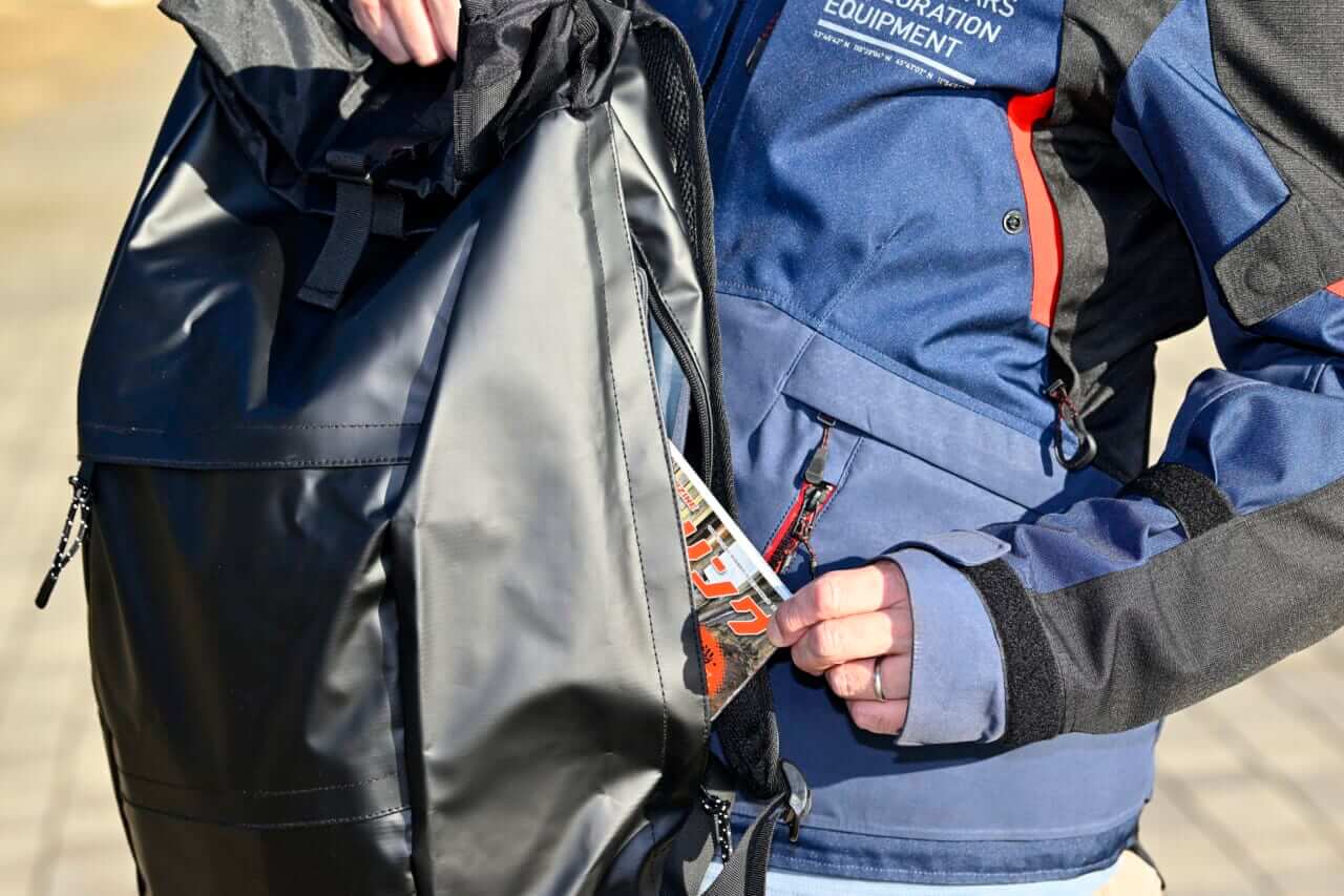 防水メッセンジャーバッグ｜突然の雨も怖くない!? ガンガンに入るツーリングに最強の相棒、ワークマンの「防水素材ロールトップリュック」なんと”2900円”で登場だ！