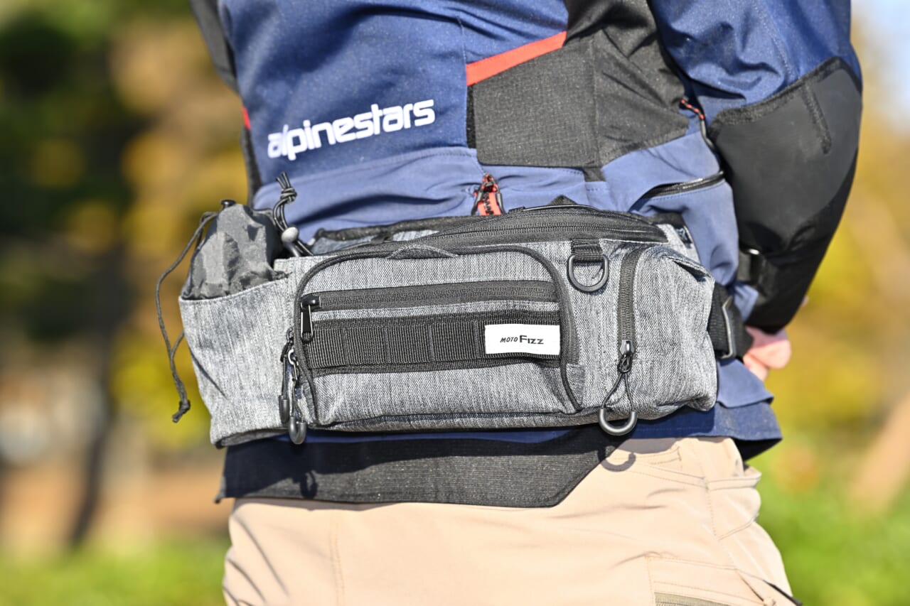 【タナックスの本気】あの“キャンピングシートバッグ”のDNAがここに！ ツーリングの達人が辿り着く「最強ウェストバッグ」の実力を暴く