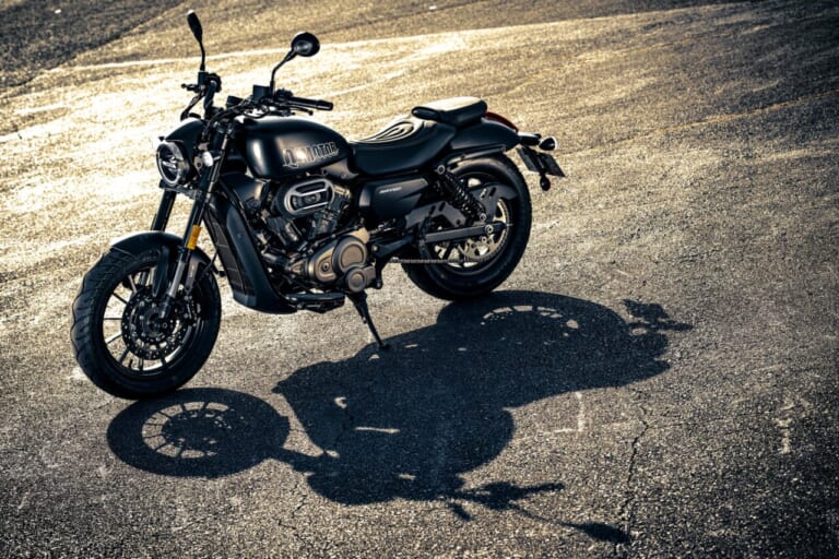 QJモーター|SRV250A|【新車試乗】「この見た目でオートマ?!」水冷Vツイン搭載の軽二輪クルーザー「QJMOTOR SRV250A」はクラス初『AMT』搭載【インプレッション】