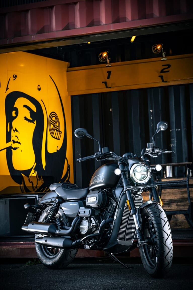 QJMOTOR SRV250A｜【新車試乗】「この見た目でオートマ?!」水冷Vツイン搭載の軽二輪クルーザー「QJMOTOR SRV250A」はクラス初『AMT』搭載【インプレッション】