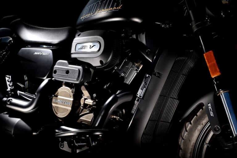 QJMOTOR SRV250A｜【新車試乗】「この見た目でオートマ?!」水冷Vツイン搭載の軽二輪クルーザー「QJMOTOR SRV250A」はクラス初『AMT』搭載【インプレッション】