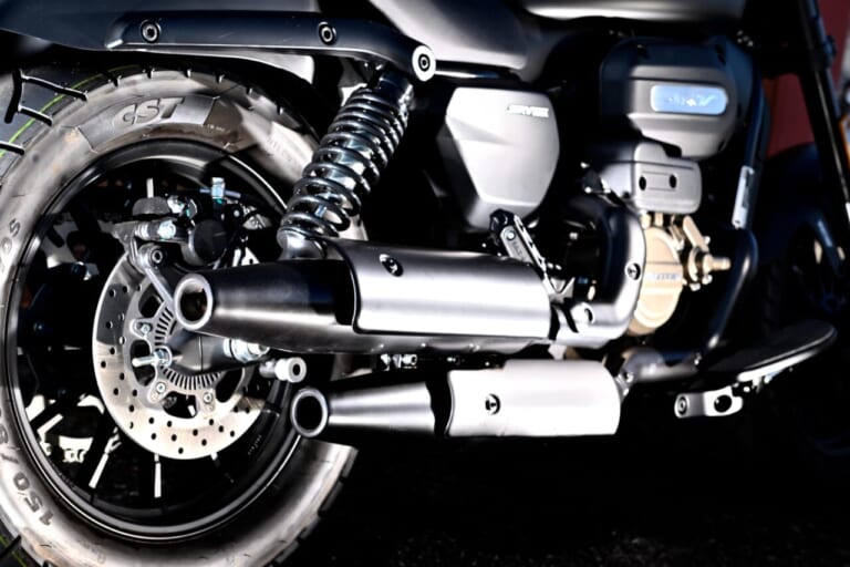 QJMOTOR SRV250A｜【新車試乗】「この見た目でオートマ?!」水冷Vツイン搭載の軽二輪クルーザー「QJMOTOR SRV250A」はクラス初『AMT』搭載【インプレッション】