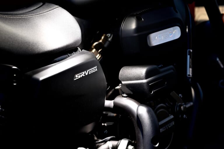 QJMOTOR SRV250A｜【新車試乗】「この見た目でオートマ?!」水冷Vツイン搭載の軽二輪クルーザー「QJMOTOR SRV250A」はクラス初『AMT』搭載【インプレッション】