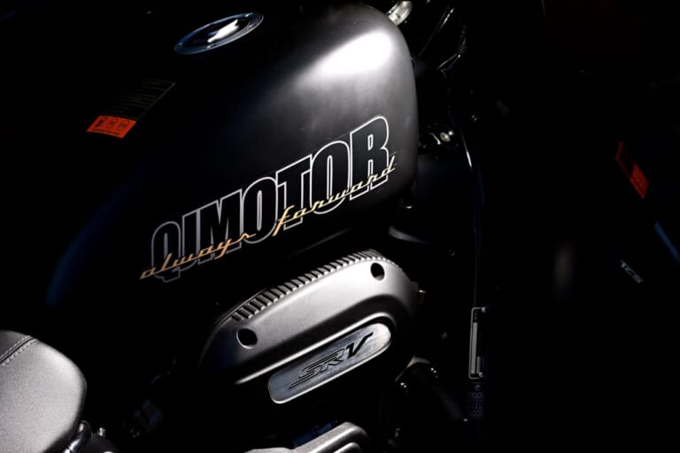 QJMOTOR SRV250A|【新車試乗】「この見た目でオートマ?!」水冷Vツイン搭載の軽二輪クルーザー「QJMOTOR SRV250A」はクラス初『AMT』搭載【インプレッション】