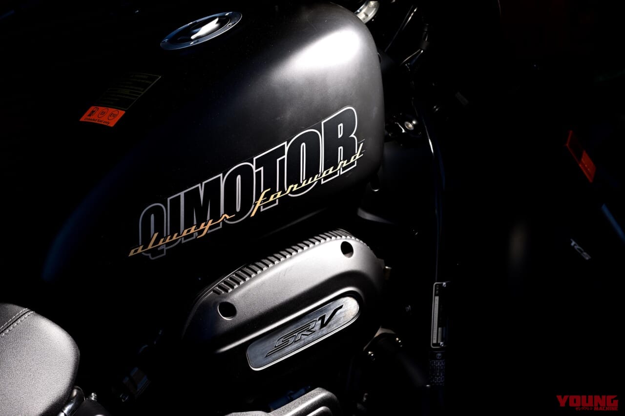 QJMOTOR SRV250A｜【新車試乗】「この見た目でオートマ?!」水冷Vツイン搭載の軽二輪クルーザー「QJMOTOR SRV250A」はクラス初『AMT』搭載【インプレッション】
