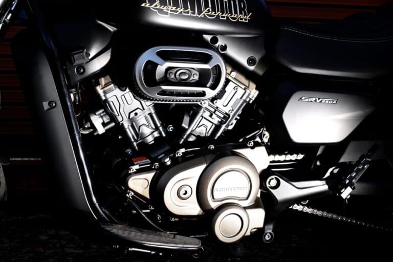 QJMOTOR SRV250A｜【新車試乗】「この見た目でオートマ?!」水冷Vツイン搭載の軽二輪クルーザー「QJMOTOR SRV250A」はクラス初『AMT』搭載【インプレッション】
