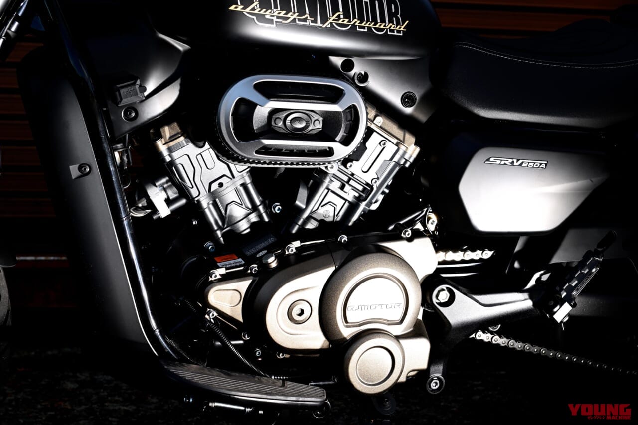 QJMOTOR SRV250A｜【新車試乗】「この見た目でオートマ?!」水冷Vツイン搭載の軽二輪クルーザー「QJMOTOR SRV250A」はクラス初『AMT』搭載【インプレッション】