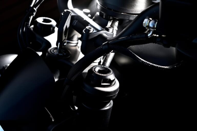 QJMOTOR SRV250A|【新車試乗】「この見た目でオートマ?!」水冷Vツイン搭載の軽二輪クルーザー「QJMOTOR SRV250A」はクラス初『AMT』搭載【インプレッション】