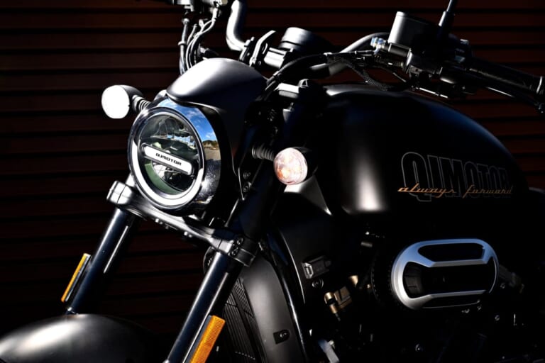 QJMOTOR SRV250A|【新車試乗】「この見た目でオートマ?!」水冷Vツイン搭載の軽二輪クルーザー「QJMOTOR SRV250A」はクラス初『AMT』搭載【インプレッション】