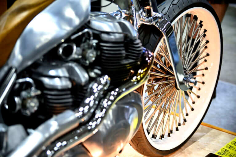 ロイヤルエンフィールド|【第33回 ヨコハマ ホットロッド カスタムショー2025】マジかよエンジン2基掛けッ!? ロイヤルエンフィールドが放つ衝撃カスタム「VITA」&「Carolina Reaper」横浜で世界初公開だ!