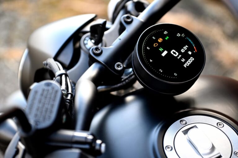 QJMOTOR SRV250A｜【新車試乗】「この見た目でオートマ?!」水冷Vツイン搭載の軽二輪クルーザー「QJMOTOR SRV250A」はクラス初『AMT』搭載【インプレッション】