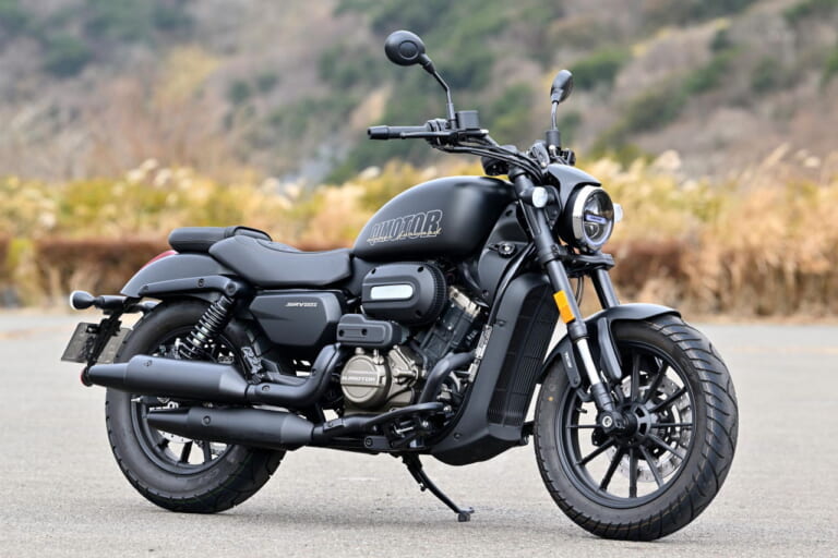 QJモーター｜SRV250A｜【新車試乗】「この見た目でオートマ?!」水冷Vツイン搭載の軽二輪クルーザー「QJMOTOR SRV250A」はクラス初『AMT』搭載【インプレッション】