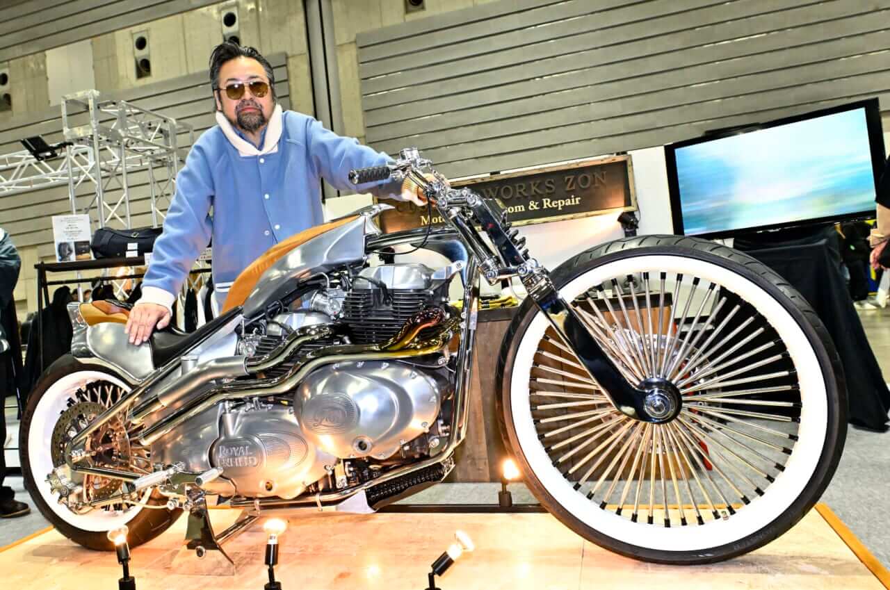 ロイヤルエンフィールド｜【第33回 ヨコハマ ホットロッド カスタムショー2025】マジかよエンジン2基掛けッ!? ロイヤルエンフィールドが放つ衝撃カスタム「VITA」＆「Carolina Reaper」横浜で世界初公開だ！