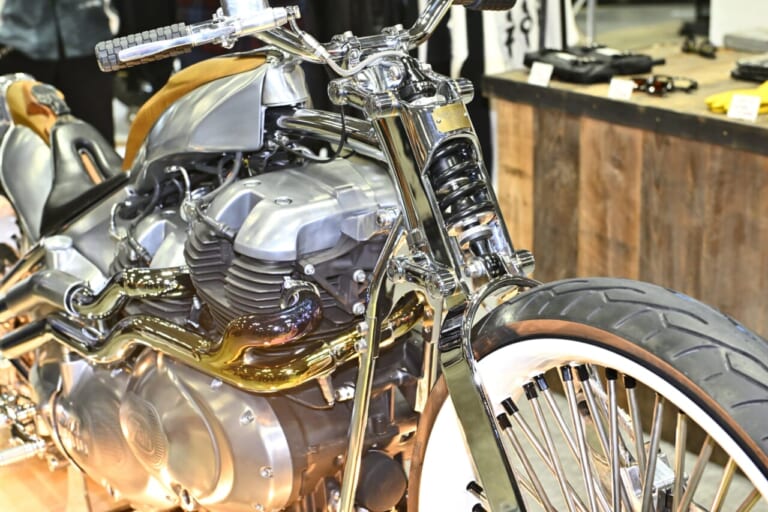 ロイヤルエンフィールド|【第33回 ヨコハマ ホットロッド カスタムショー2025】マジかよエンジン2基掛けッ!? ロイヤルエンフィールドが放つ衝撃カスタム「VITA」&「Carolina Reaper」横浜で世界初公開だ!