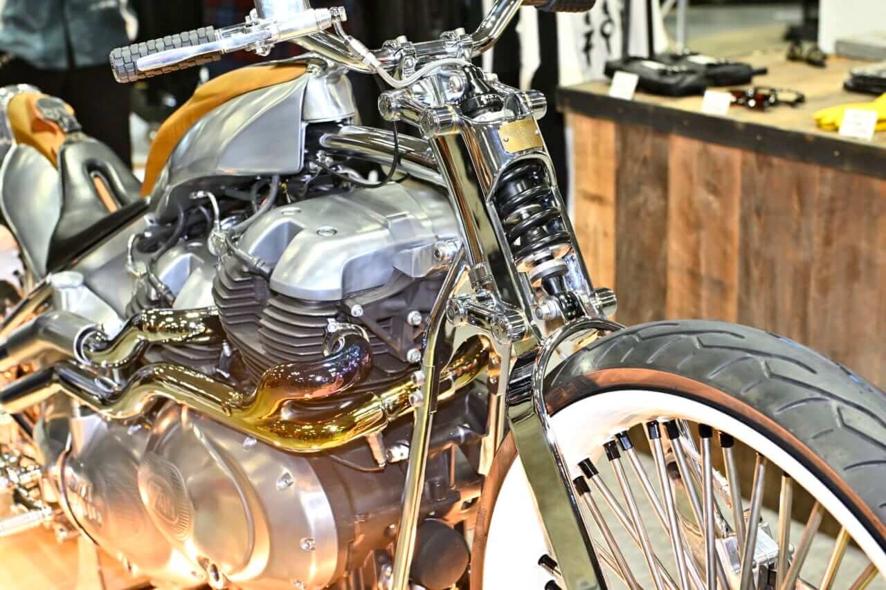 ロイヤルエンフィールド｜【第33回 ヨコハマ ホットロッド カスタムショー2025】マジかよエンジン2基掛けッ!? ロイヤルエンフィールドが放つ衝撃カスタム「VITA」＆「Carolina Reaper」横浜で世界初公開だ！