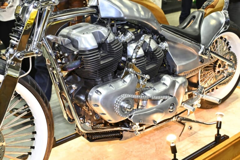 ロイヤルエンフィールド|【第33回 ヨコハマ ホットロッド カスタムショー2025】マジかよエンジン2基掛けッ!? ロイヤルエンフィールドが放つ衝撃カスタム「VITA」&「Carolina Reaper」横浜で世界初公開だ!