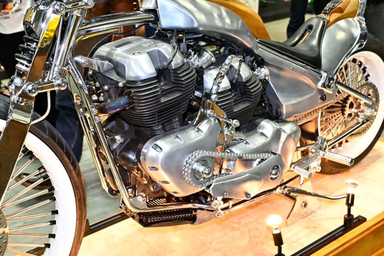 ロイヤルエンフィールド｜【第33回 ヨコハマ ホットロッド カスタムショー2025】マジかよエンジン2基掛けッ!? ロイヤルエンフィールドが放つ衝撃カスタム「VITA」＆「Carolina Reaper」横浜で世界初公開だ！