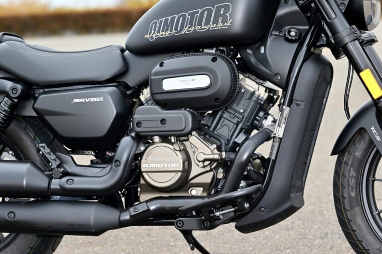 QJモーター｜SRV250A｜【新車試乗】「この見た目でオートマ?!」水冷Vツイン搭載の軽二輪クルーザー「QJMOTOR SRV250A」はクラス初『AMT』搭載【インプレッション】