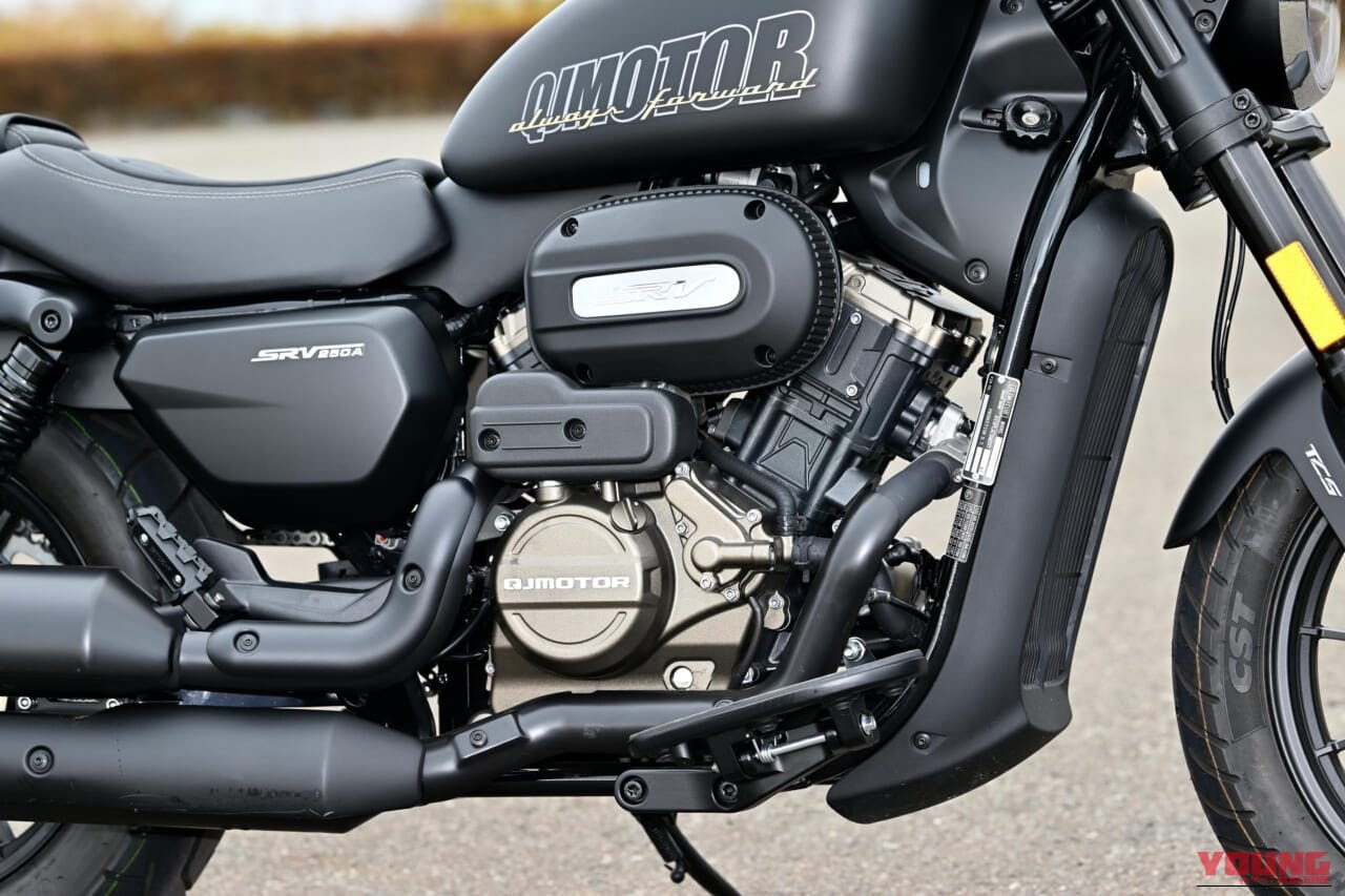 ｜【新車試乗】「この見た目でオートマ?!」水冷Vツイン搭載の軽二輪クルーザー「QJMOTOR SRV250A」はクラス初『AMT』搭載【インプレッション】