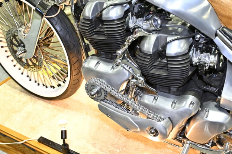 ロイヤルエンフィールド|【第33回 ヨコハマ ホットロッド カスタムショー2025】マジかよエンジン2基掛けッ!? ロイヤルエンフィールドが放つ衝撃カスタム「VITA」&「Carolina Reaper」横浜で世界初公開だ!