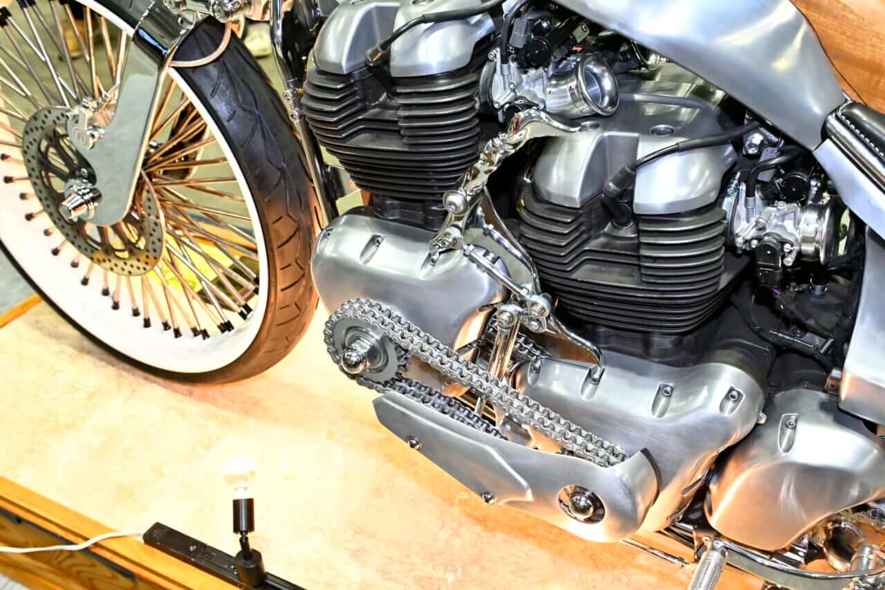 ロイヤルエンフィールド｜【第33回 ヨコハマ ホットロッド カスタムショー2025】マジかよエンジン2基掛けッ!? ロイヤルエンフィールドが放つ衝撃カスタム「VITA」＆「Carolina Reaper」横浜で世界初公開だ！