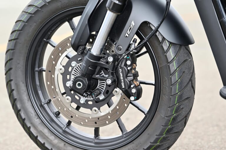 QJモーター|SRV250A|【新車試乗】「この見た目でオートマ?!」水冷Vツイン搭載の軽二輪クルーザー「QJMOTOR SRV250A」はクラス初『AMT』搭載【インプレッション】