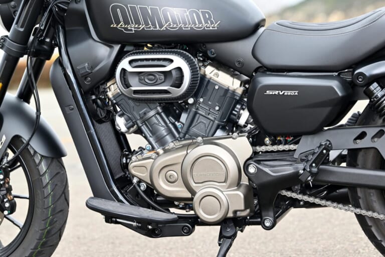 QJモーター｜SRV250A｜【新車試乗】「この見た目でオートマ?!」水冷Vツイン搭載の軽二輪クルーザー「QJMOTOR SRV250A」はクラス初『AMT』搭載【インプレッション】