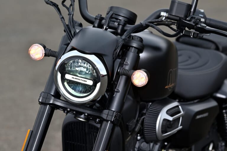 QJモーター｜SRV250A｜【新車試乗】「この見た目でオートマ?!」水冷Vツイン搭載の軽二輪クルーザー「QJMOTOR SRV250A」はクラス初『AMT』搭載【インプレッション】