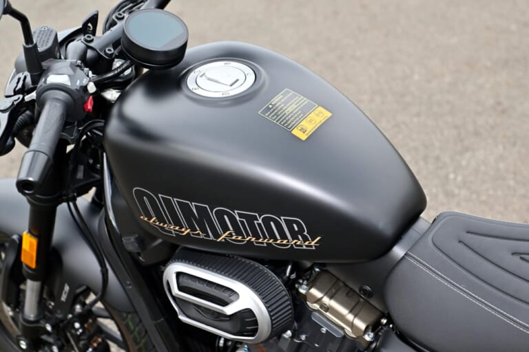 QJモーター|SRV250A|【新車試乗】「この見た目でオートマ?!」水冷Vツイン搭載の軽二輪クルーザー「QJMOTOR SRV250A」はクラス初『AMT』搭載【インプレッション】