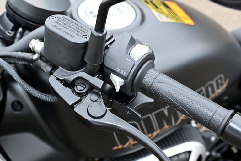 QJモーター｜SRV250A｜【新車試乗】「この見た目でオートマ?!」水冷Vツイン搭載の軽二輪クルーザー「QJMOTOR SRV250A」はクラス初『AMT』搭載【インプレッション】